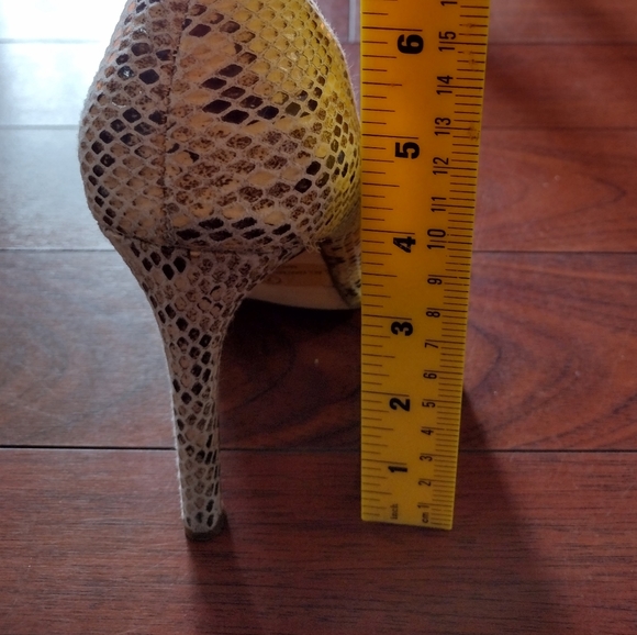 Olivia Jaymes Snake Skin Pumps Sz 7 - Picture 2 of 5